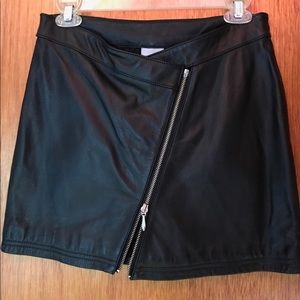 wilsons 100% leather mini skirt with front zipper.